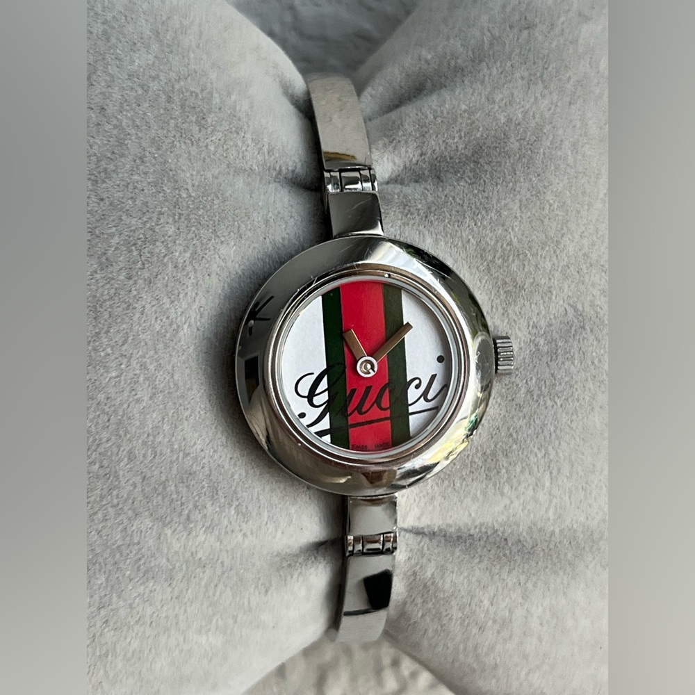 Gucci bangle 105 ladies Watch model YA105518 sherry line.